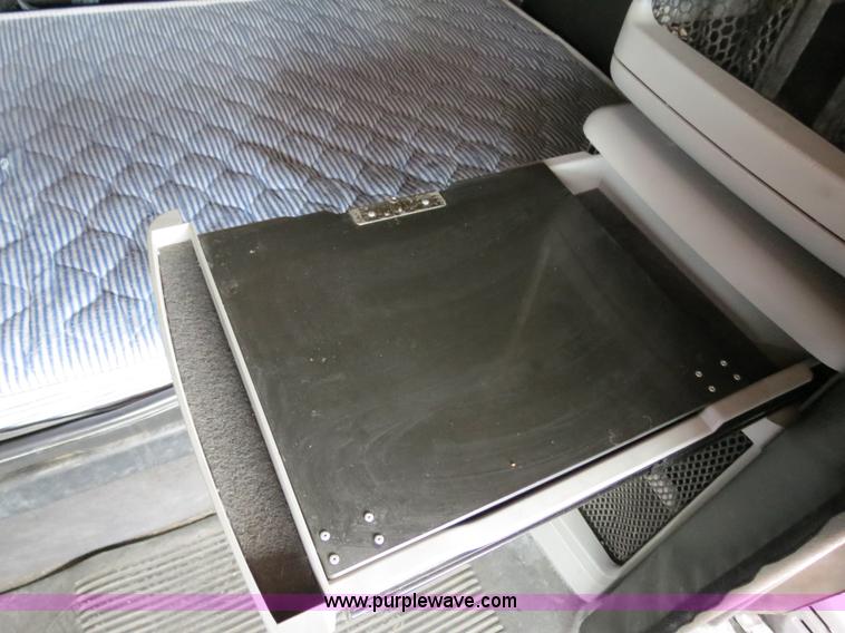 image for item B2299 2005 Freightliner Century Class S/T semi truck