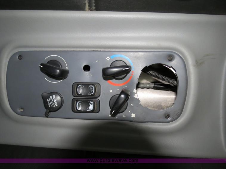 image for item B2299 2005 Freightliner Century Class S/T semi truck