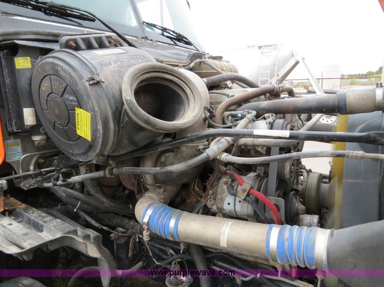 image for item B2299 2005 Freightliner Century Class S/T semi truck