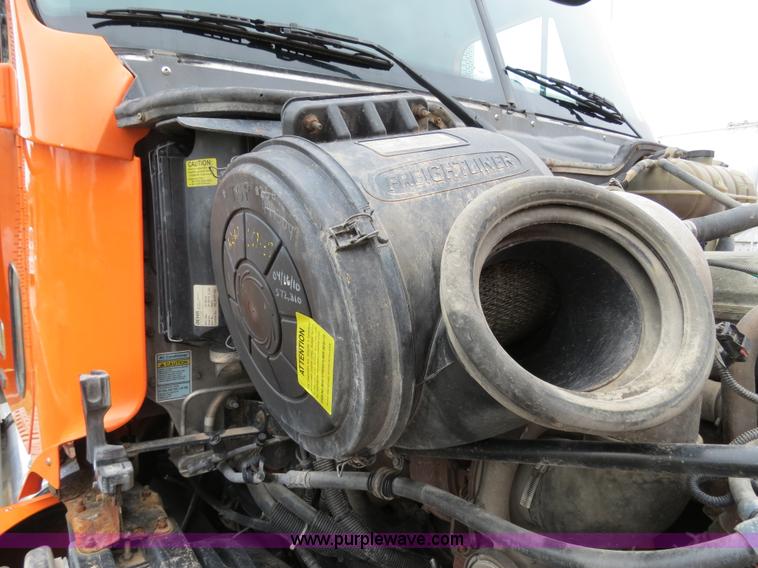 image for item B2299 2005 Freightliner Century Class S/T semi truck