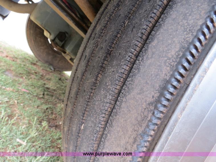 image for item B2299 2005 Freightliner Century Class S/T semi truck