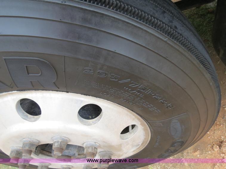 image for item B2299 2005 Freightliner Century Class S/T semi truck