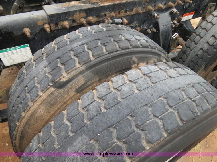 image for item B2299 2005 Freightliner Century Class S/T semi truck