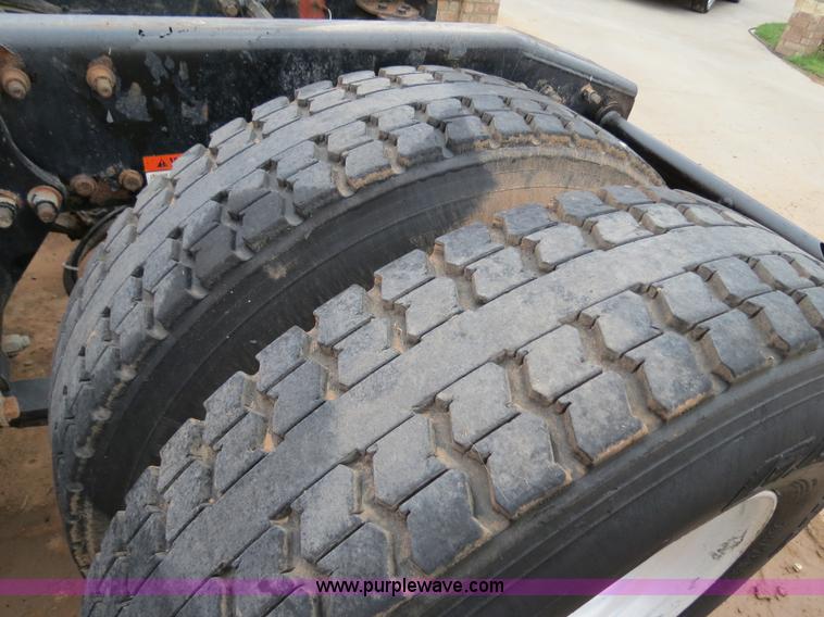 image for item B2299 2005 Freightliner Century Class S/T semi truck