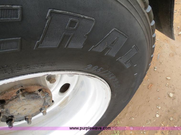 image for item B2299 2005 Freightliner Century Class S/T semi truck