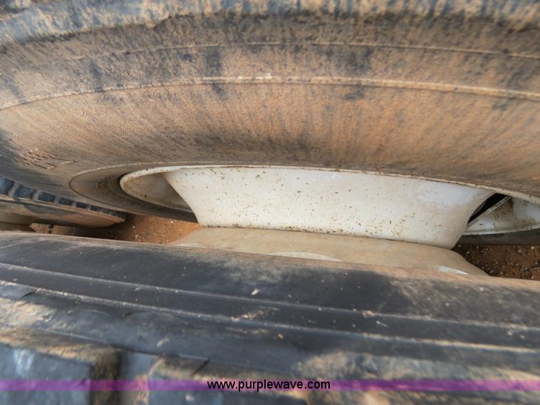 image for item B2299 2005 Freightliner Century Class S/T semi truck