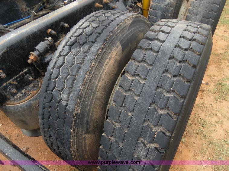 image for item B2299 2005 Freightliner Century Class S/T semi truck