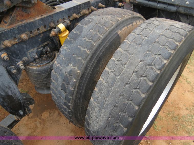 image for item B2299 2005 Freightliner Century Class S/T semi truck