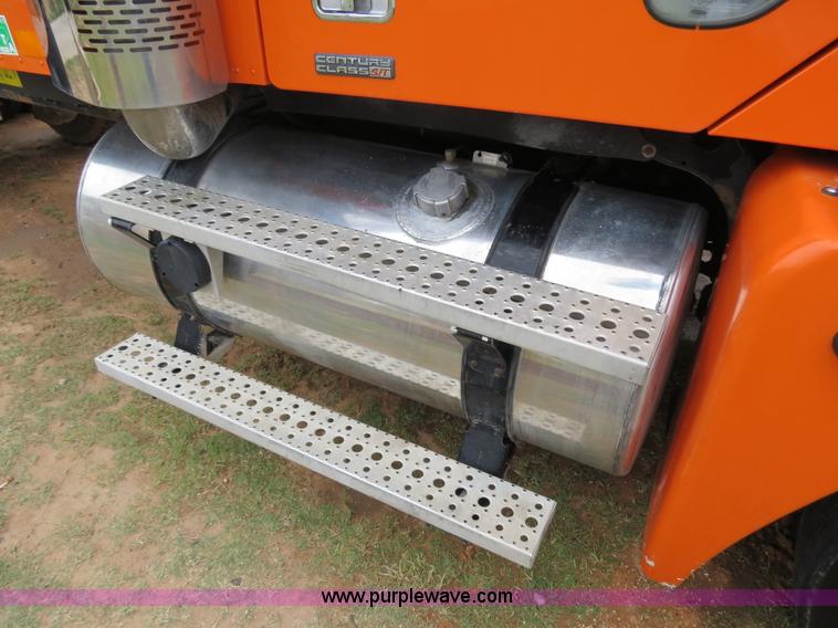 image for item B2299 2005 Freightliner Century Class S/T semi truck