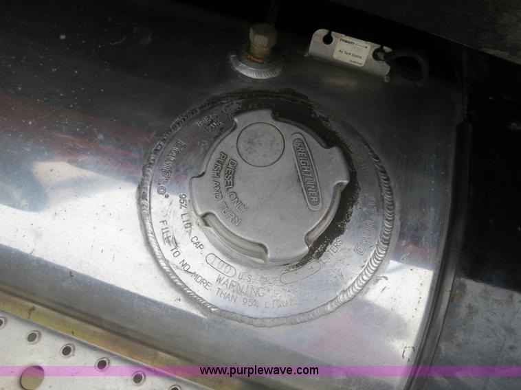 image for item B2299 2005 Freightliner Century Class S/T semi truck