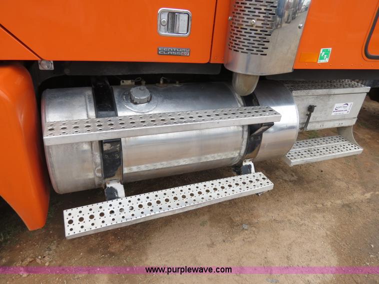 image for item B2299 2005 Freightliner Century Class S/T semi truck