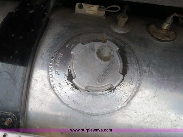 image for item B2299 2005 Freightliner Century Class S/T semi truck