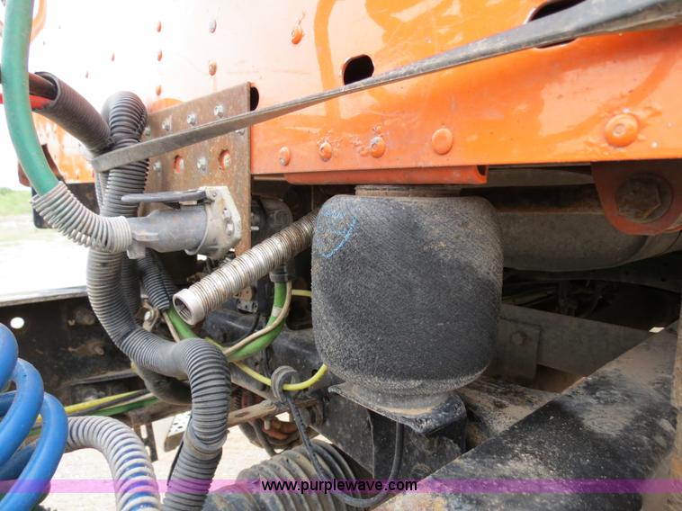 image for item B2299 2005 Freightliner Century Class S/T semi truck