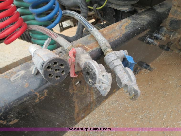 image for item B2299 2005 Freightliner Century Class S/T semi truck