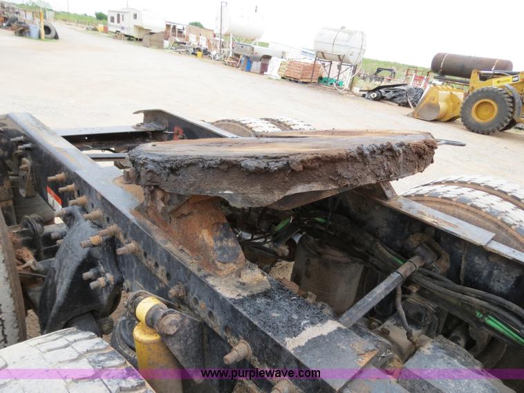 image for item B2299 2005 Freightliner Century Class S/T semi truck