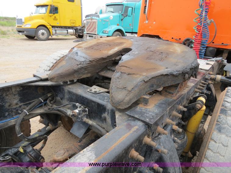 image for item B2299 2005 Freightliner Century Class S/T semi truck