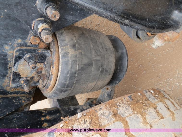 image for item B2299 2005 Freightliner Century Class S/T semi truck