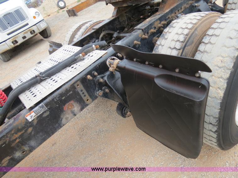 image for item B2299 2005 Freightliner Century Class S/T semi truck