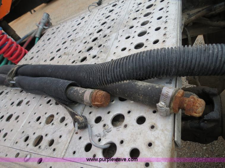 image for item B2299 2005 Freightliner Century Class S/T semi truck