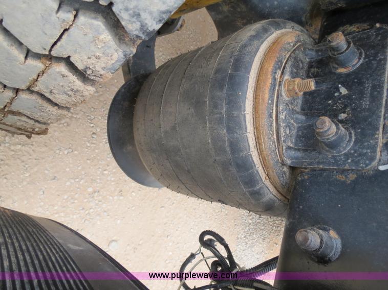 image for item B2299 2005 Freightliner Century Class S/T semi truck