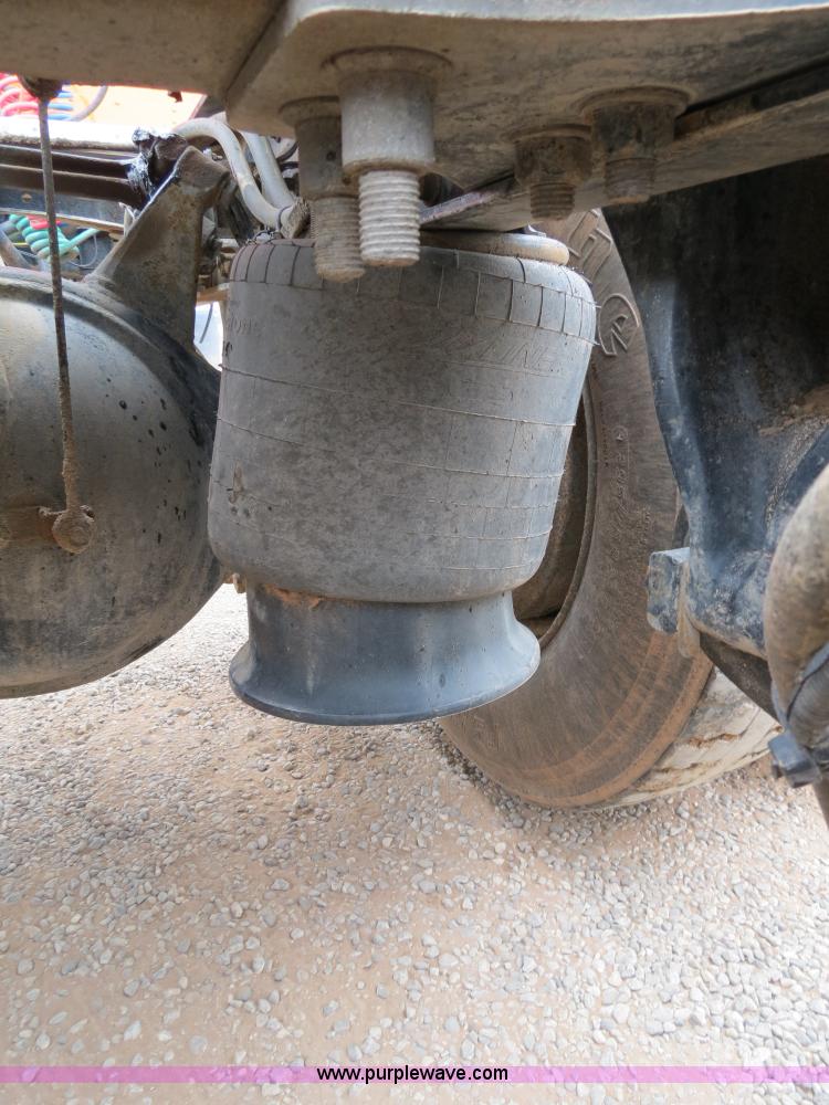 image for item B2299 2005 Freightliner Century Class S/T semi truck