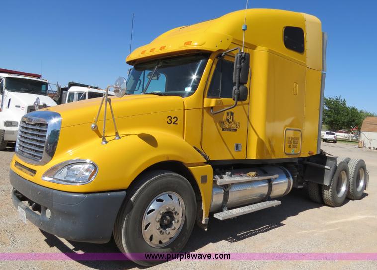 image for item B2300 2006 Freightliner Columbia semi truck