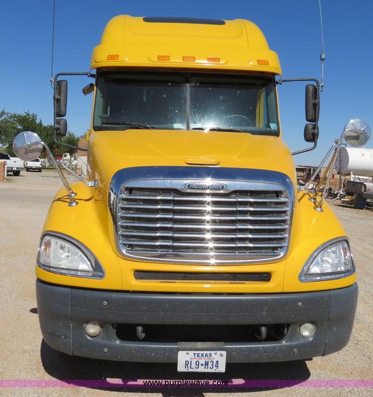image for item B2300 2006 Freightliner Columbia semi truck