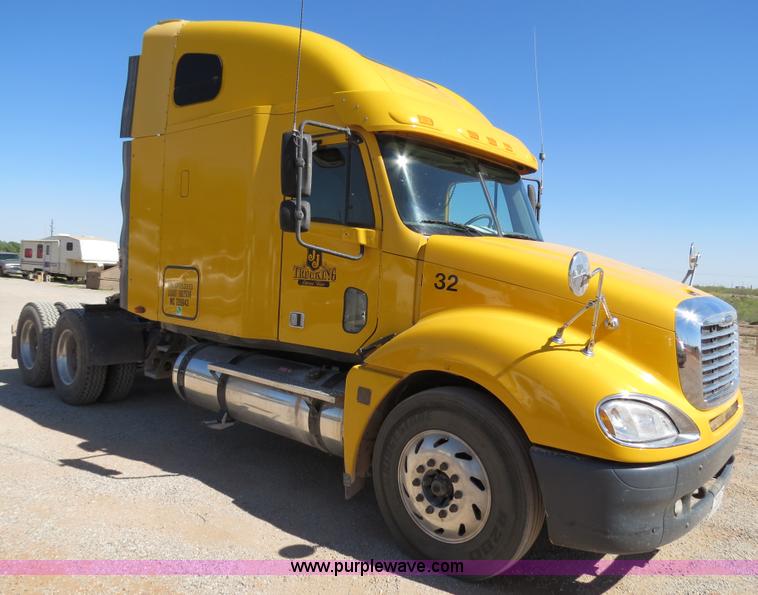 image for item B2300 2006 Freightliner Columbia semi truck