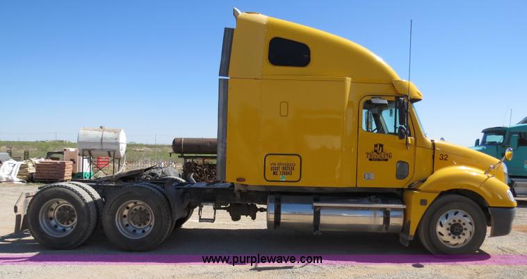 image for item B2300 2006 Freightliner Columbia semi truck