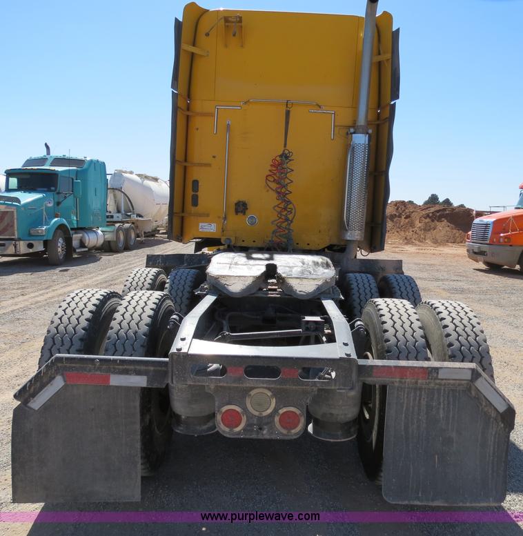 image for item B2300 2006 Freightliner Columbia semi truck