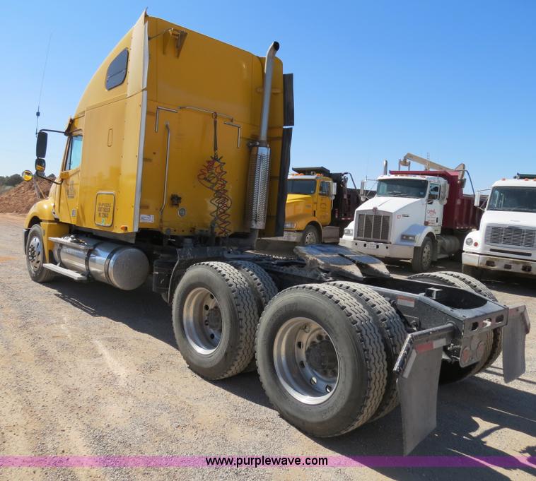 image for item B2300 2006 Freightliner Columbia semi truck
