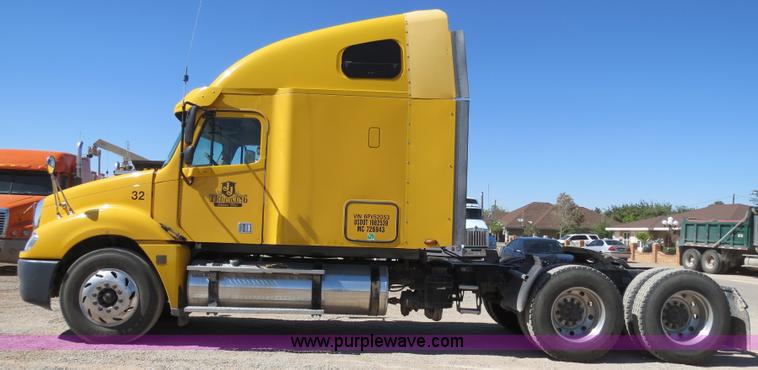 image for item B2300 2006 Freightliner Columbia semi truck