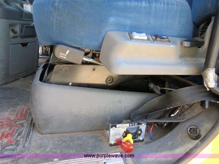 image for item B2300 2006 Freightliner Columbia semi truck