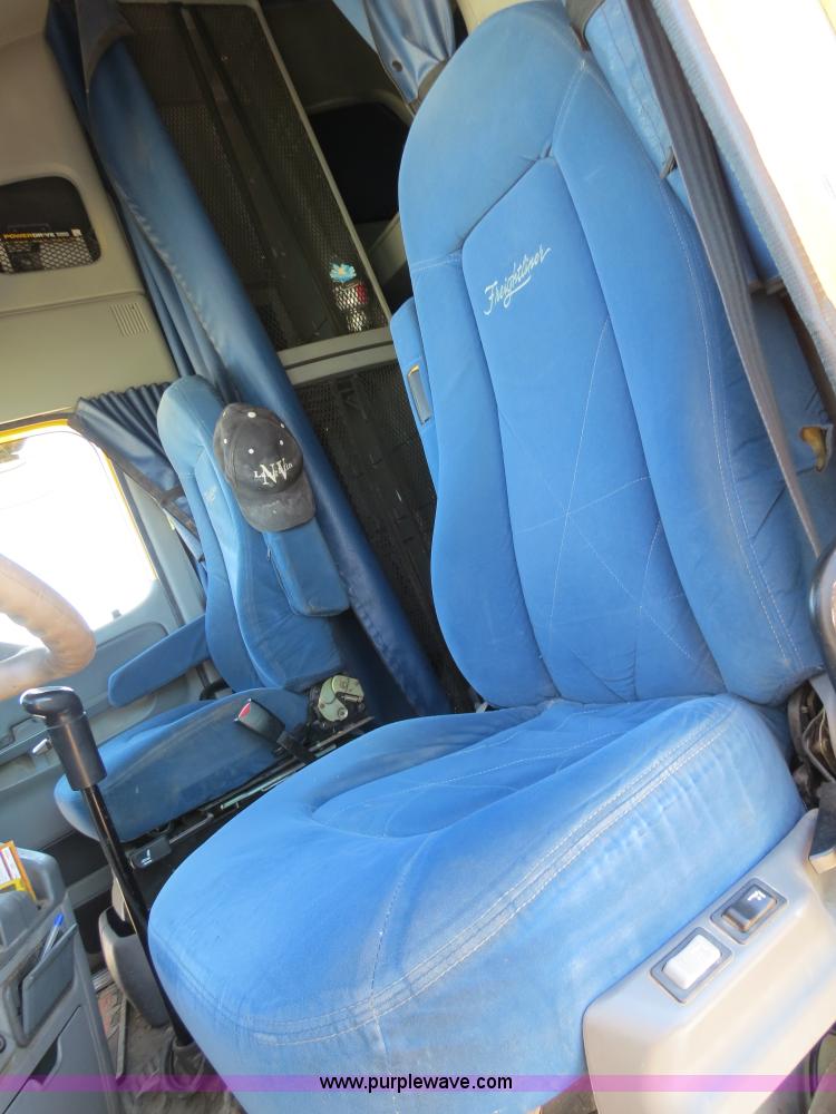 image for item B2300 2006 Freightliner Columbia semi truck