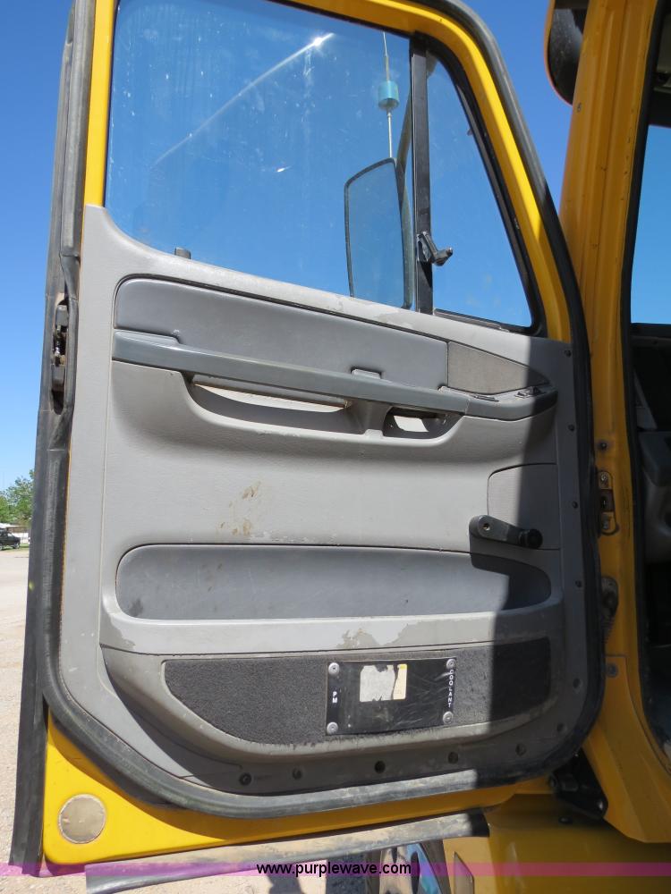 image for item B2300 2006 Freightliner Columbia semi truck