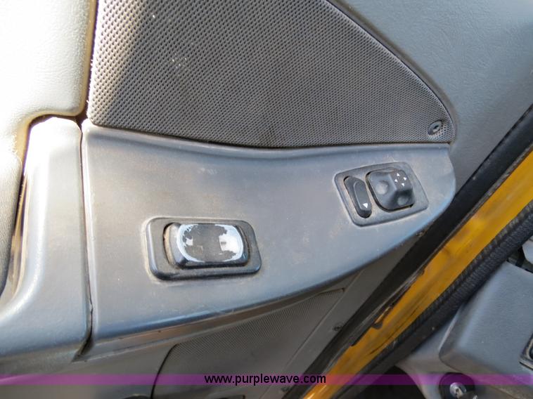 image for item B2300 2006 Freightliner Columbia semi truck