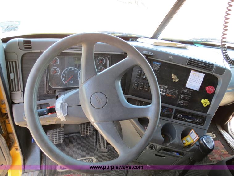 image for item B2300 2006 Freightliner Columbia semi truck