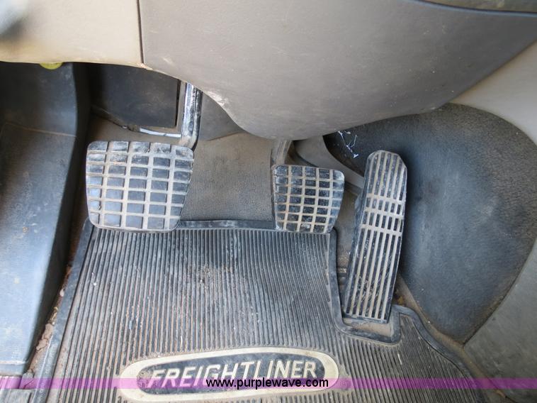 image for item B2300 2006 Freightliner Columbia semi truck