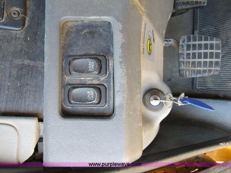 image for item B2300 2006 Freightliner Columbia semi truck