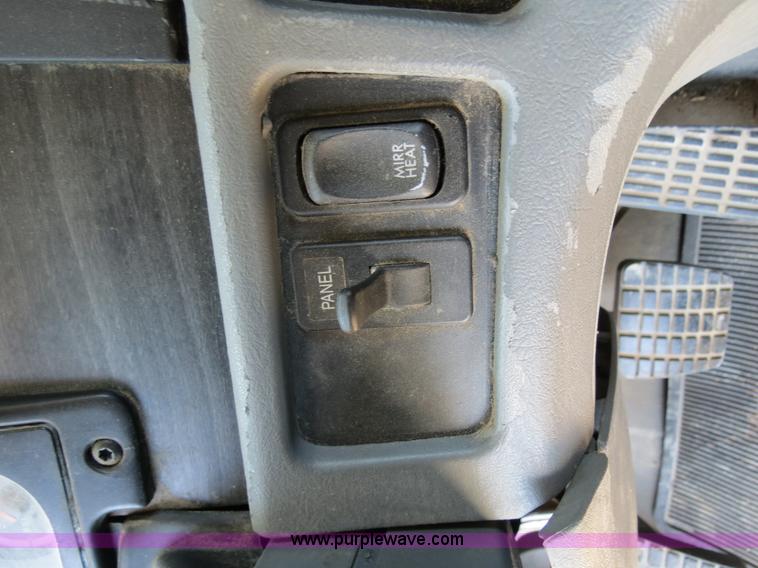 image for item B2300 2006 Freightliner Columbia semi truck