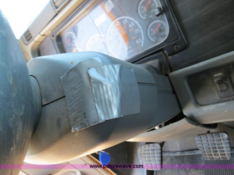 image for item B2300 2006 Freightliner Columbia semi truck