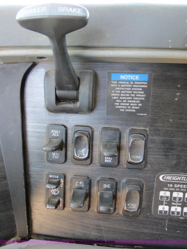 image for item B2300 2006 Freightliner Columbia semi truck