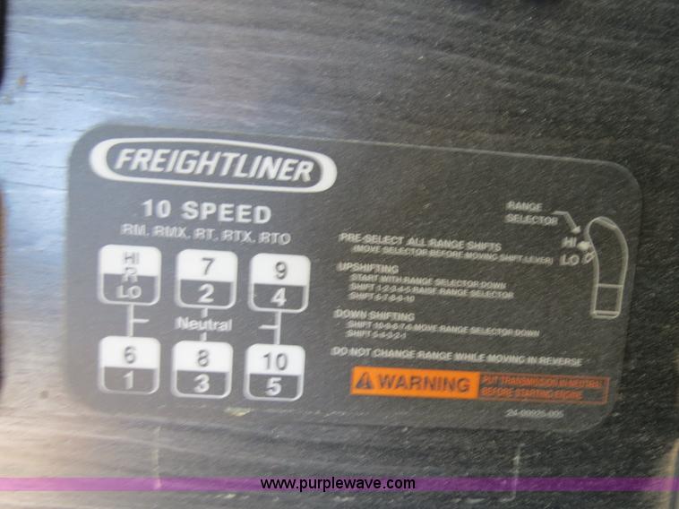 image for item B2300 2006 Freightliner Columbia semi truck