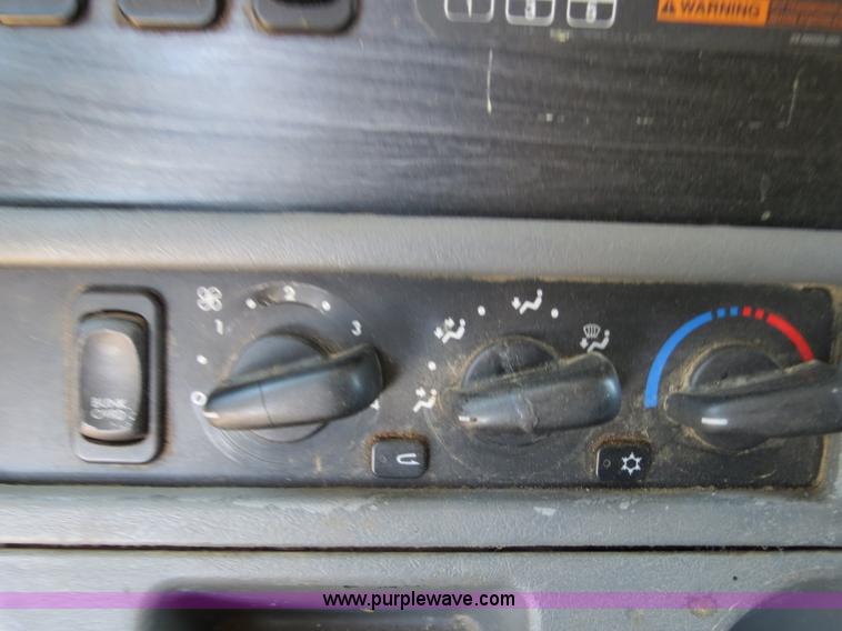 image for item B2300 2006 Freightliner Columbia semi truck