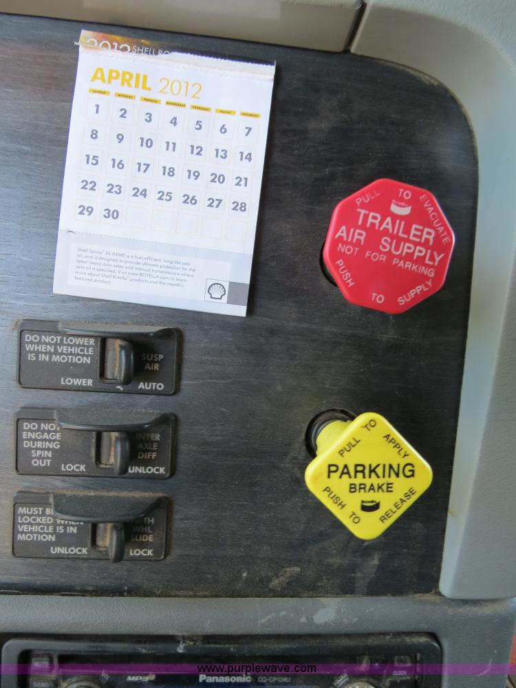 image for item B2300 2006 Freightliner Columbia semi truck