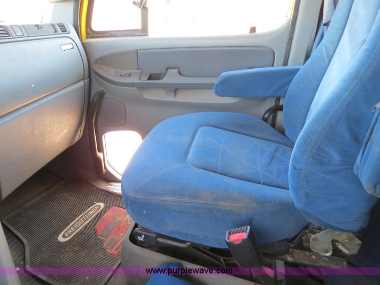 image for item B2300 2006 Freightliner Columbia semi truck