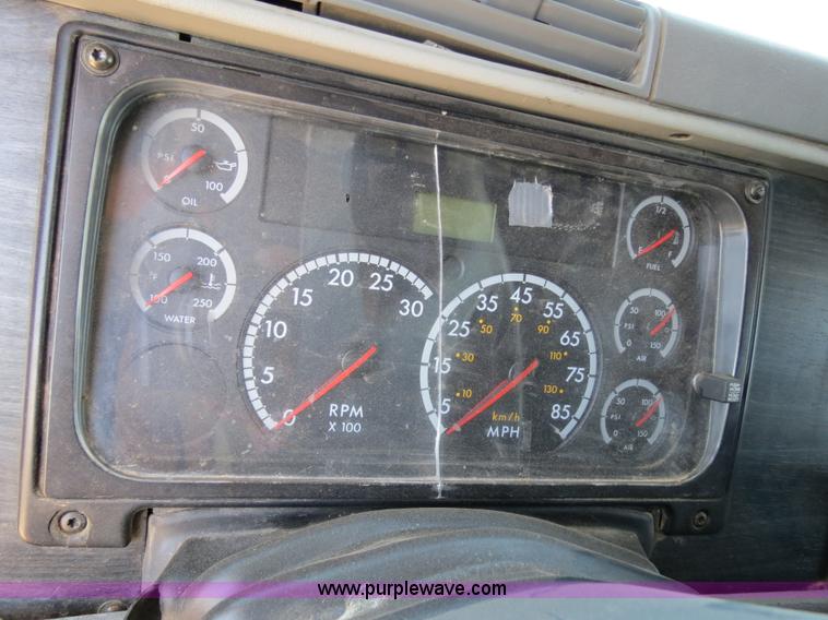 image for item B2300 2006 Freightliner Columbia semi truck