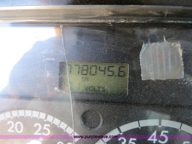 image for item B2300 2006 Freightliner Columbia semi truck