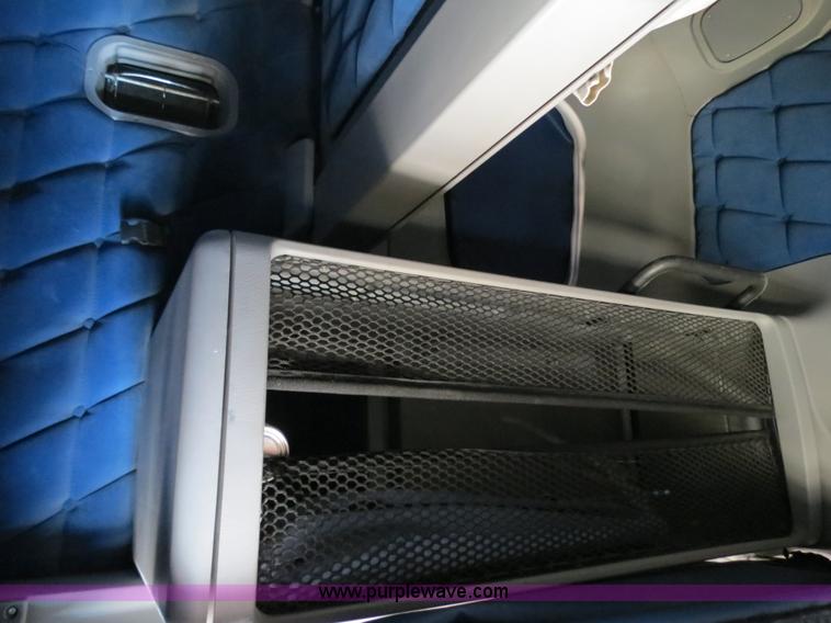 image for item B2300 2006 Freightliner Columbia semi truck