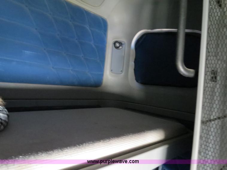 image for item B2300 2006 Freightliner Columbia semi truck